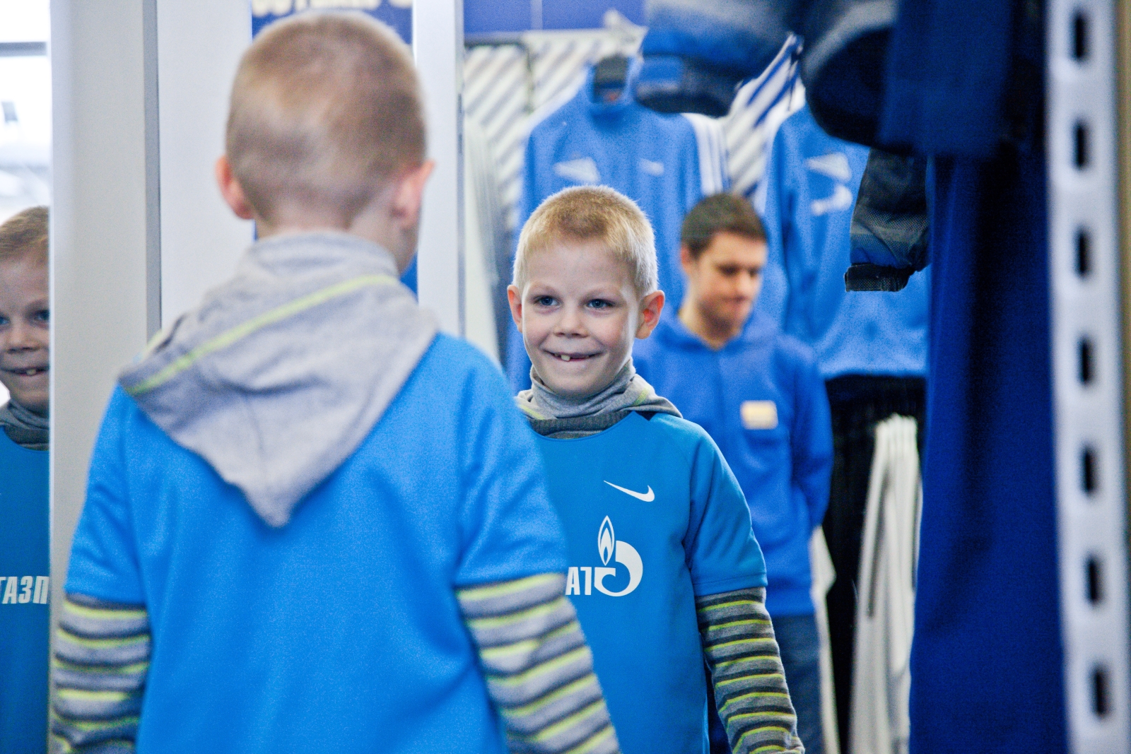 «G-Drive. Лучший игрок октября»: воспитанник детского дома вручает награду Леандро Паредесу