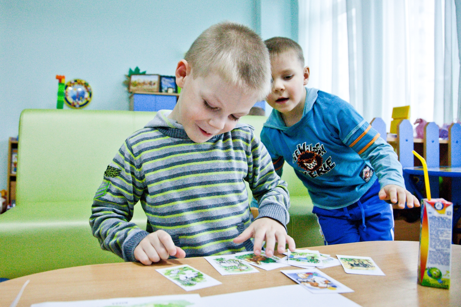 «G-Drive. Лучший игрок октября»: воспитанник детского дома вручает награду Леандро Паредесу