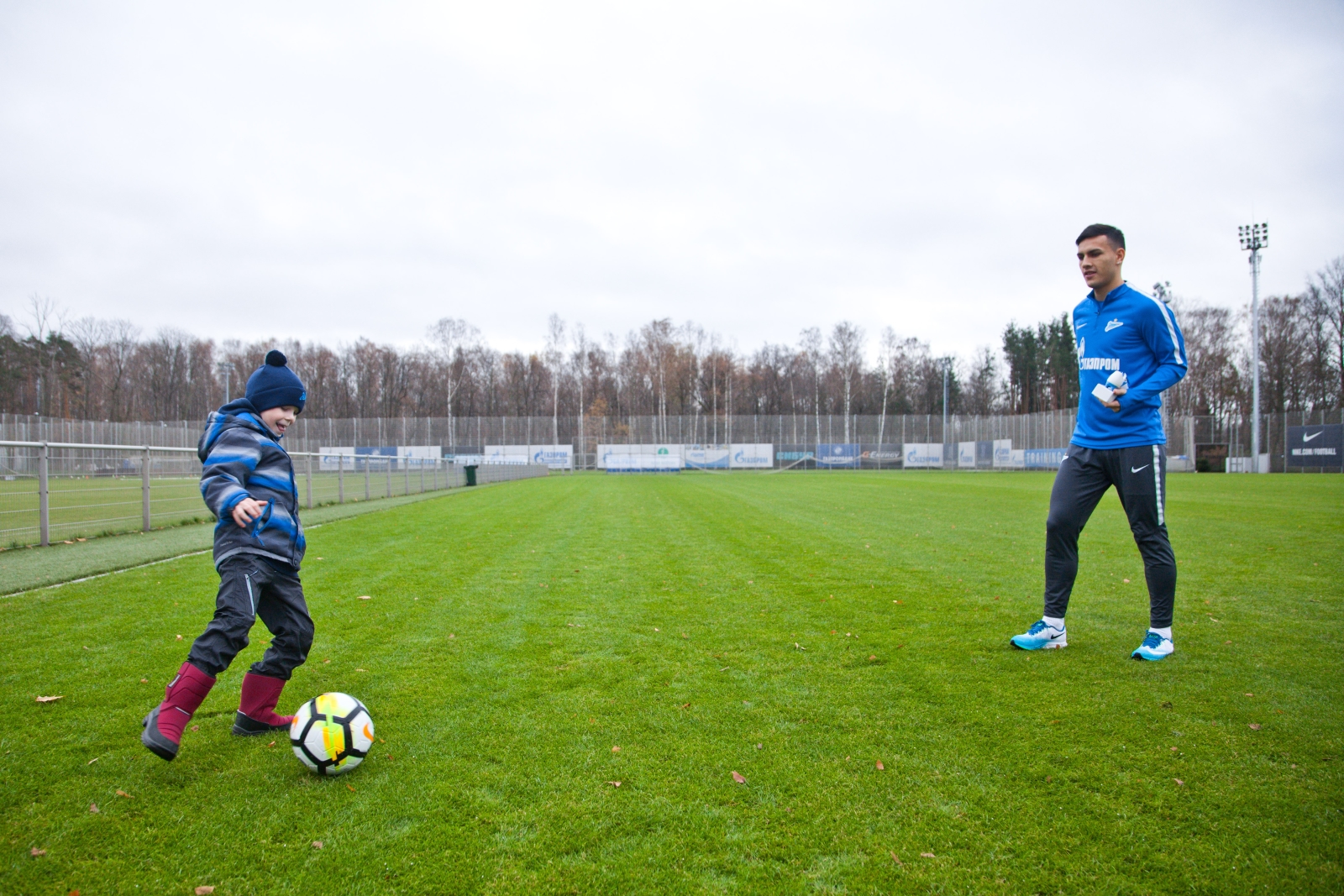 «G-Drive. Лучший игрок октября»: воспитанник детского дома вручает награду Леандро Паредесу