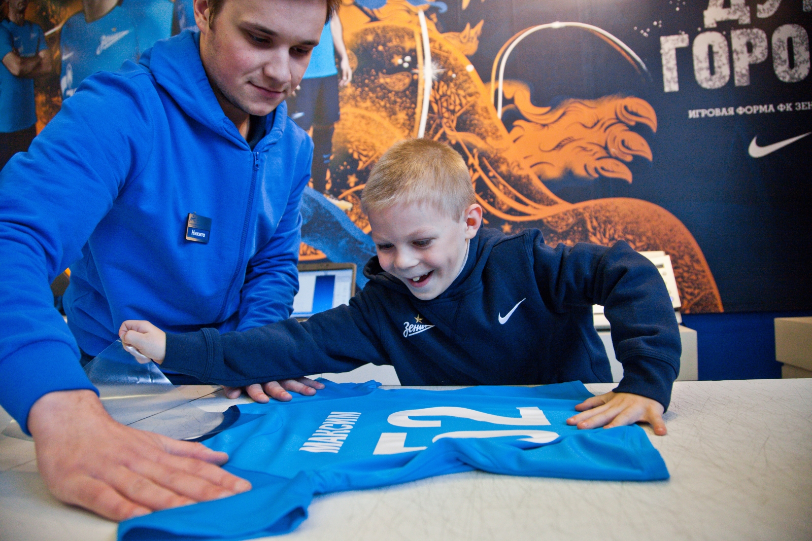 «G-Drive. Лучший игрок октября»: воспитанник детского дома вручает награду Леандро Паредесу