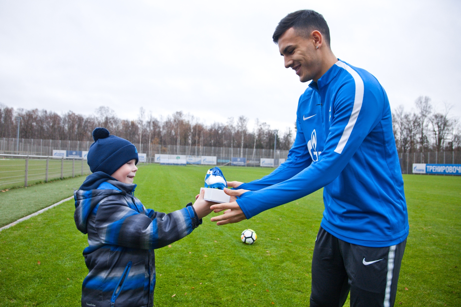 «G-Drive. Лучший игрок октября»: воспитанник детского дома вручает награду Леандро Паредесу