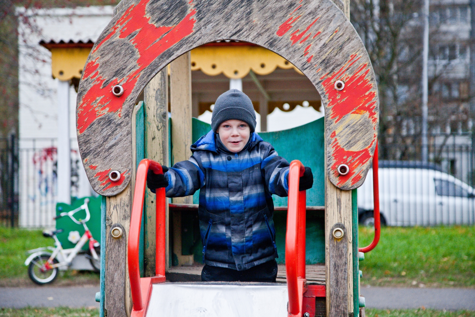 «G-Drive. Лучший игрок октября»: воспитанник детского дома вручает награду Леандро Паредесу