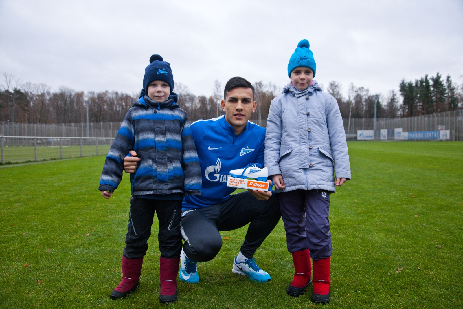 «G-Drive. Лучший игрок октября»: воспитанник детского дома вручает награду Леандро Паредесу