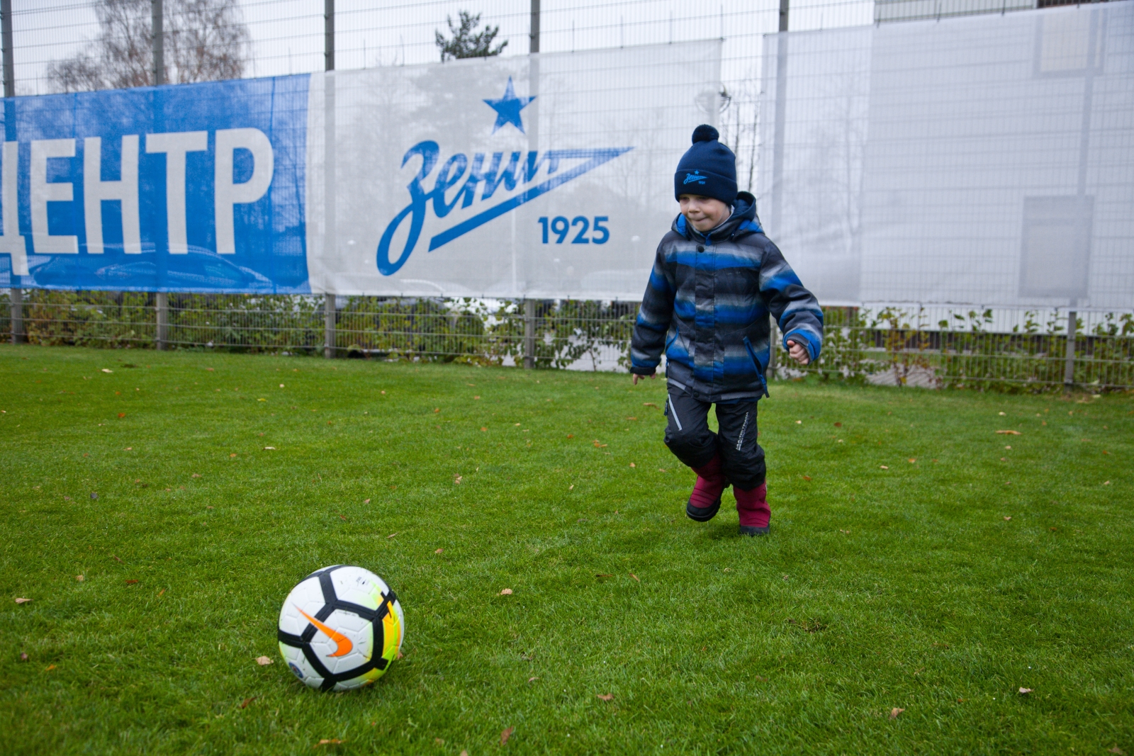 «G-Drive. Лучший игрок октября»: воспитанник детского дома вручает награду Леандро Паредесу