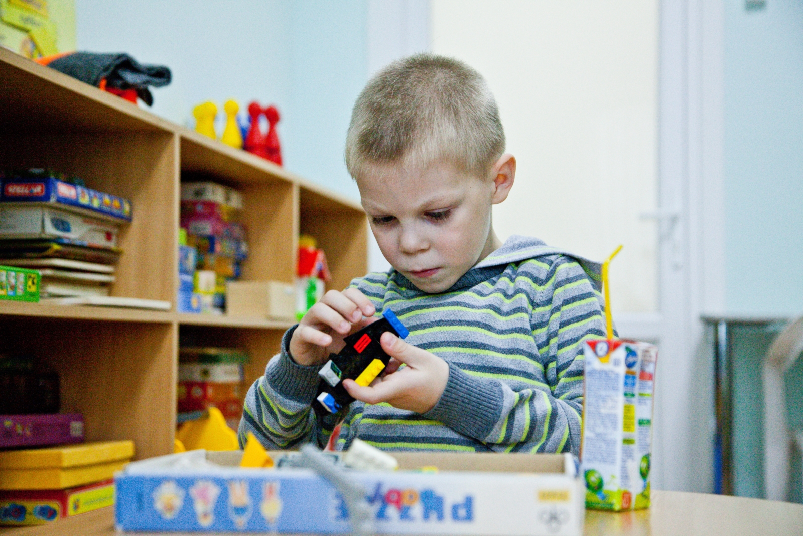 «G-Drive. Лучший игрок октября»: воспитанник детского дома вручает награду Леандро Паредесу