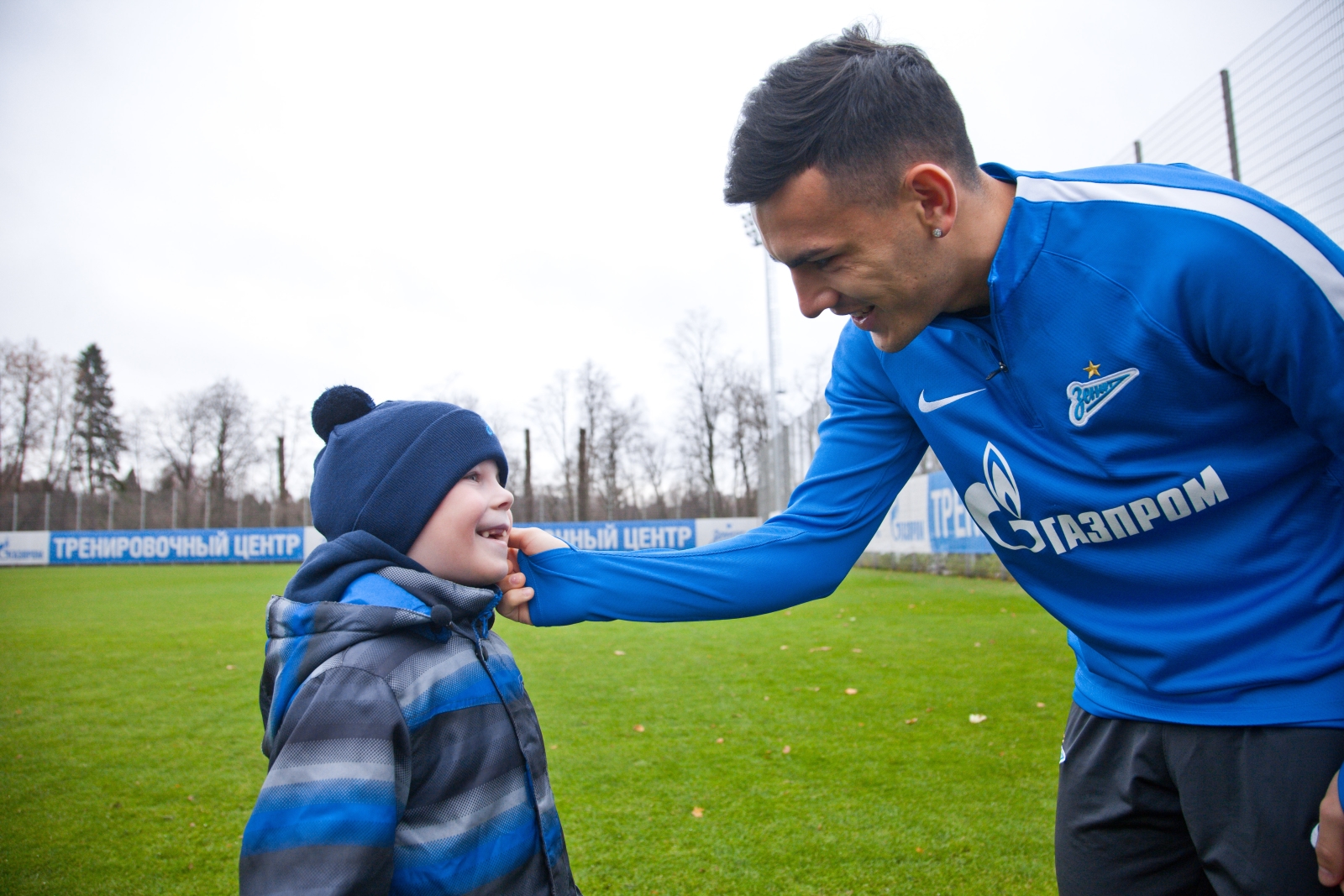 «G-Drive. Лучший игрок октября»: воспитанник детского дома вручает награду Леандро Паредесу