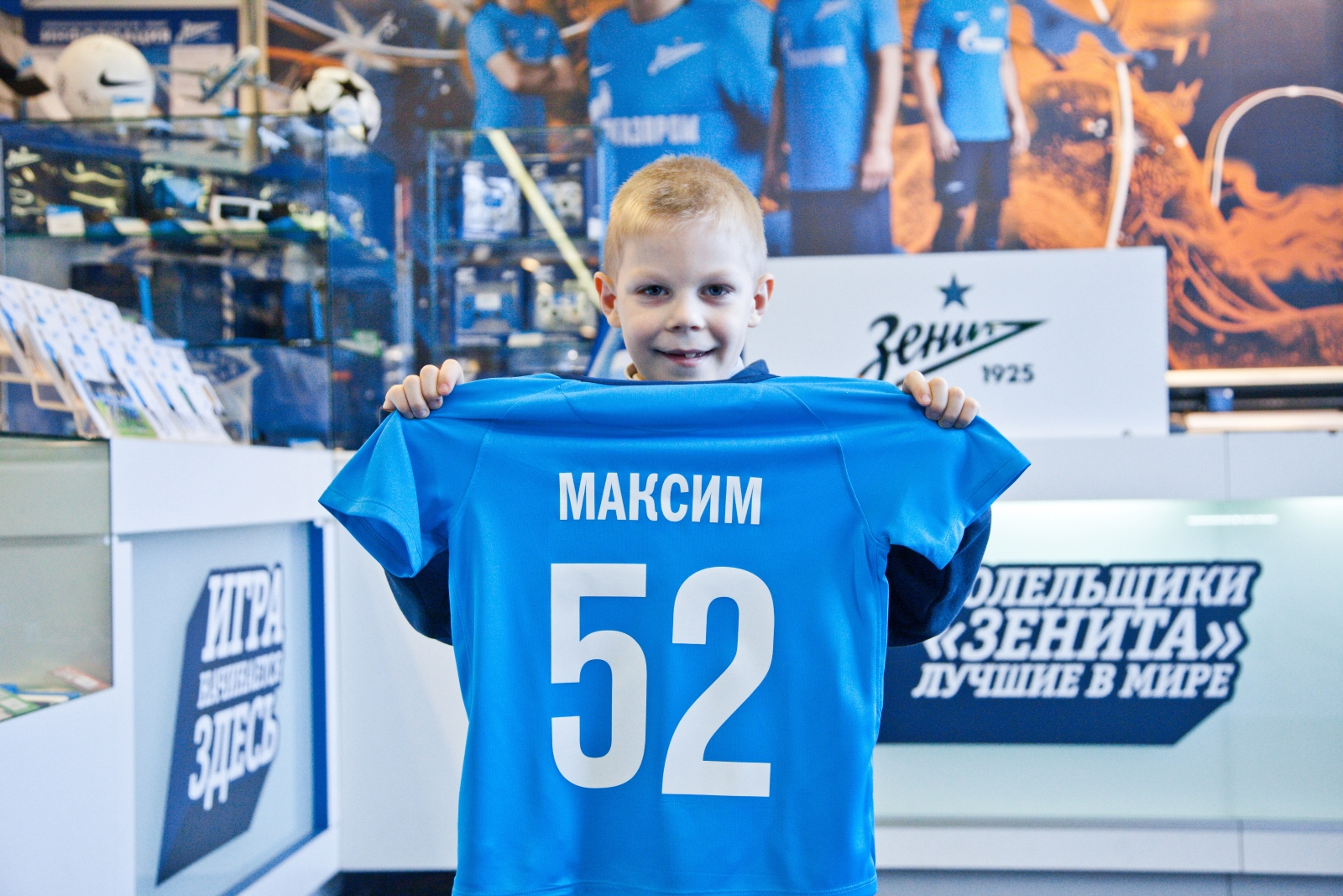 «G-Drive. Лучший игрок октября»: воспитанник детского дома вручает награду Леандро Паредесу