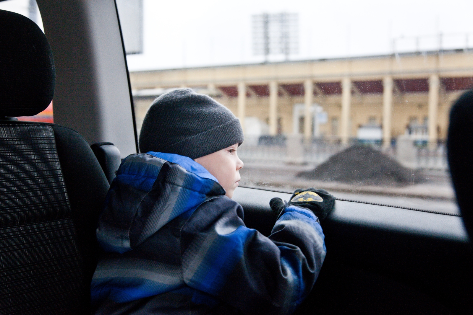 «G-Drive. Лучший игрок октября»: воспитанник детского дома вручает награду Леандро Паредесу