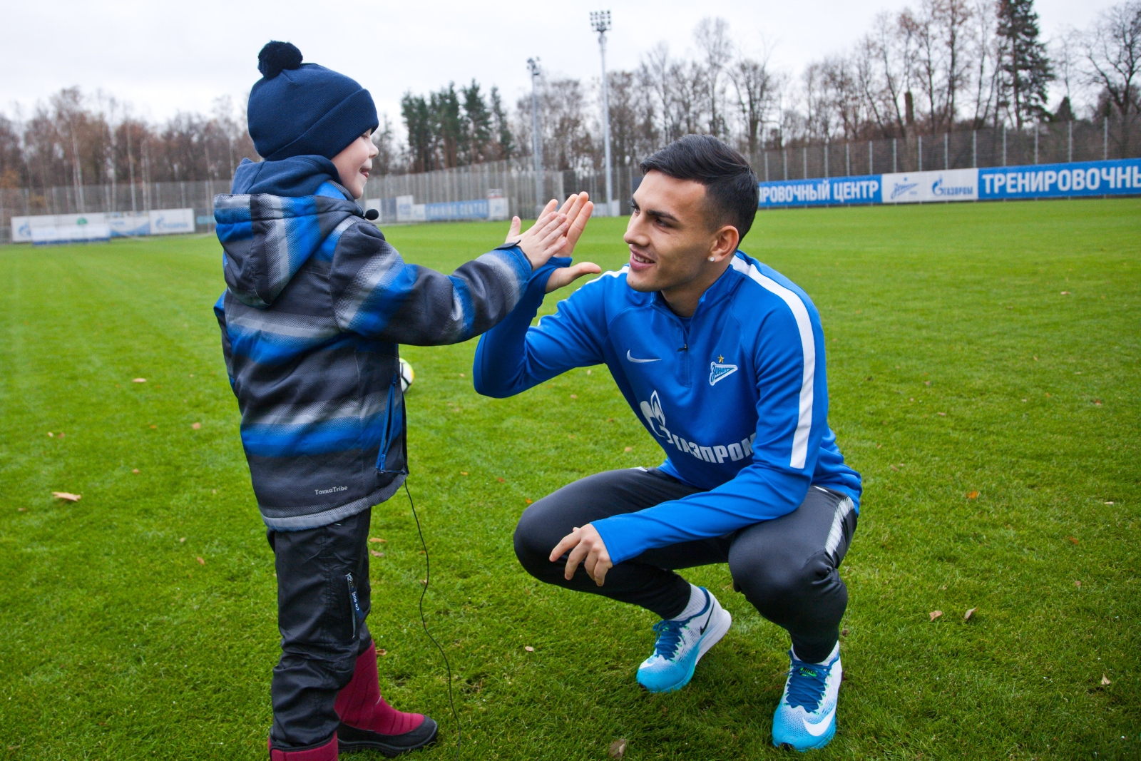 «G-Drive. Лучший игрок октября»: воспитанник детского дома вручает награду Леандро Паредесу