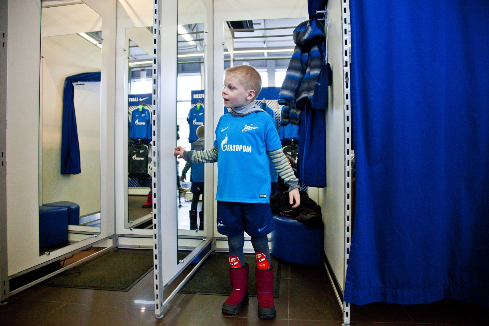 «G-Drive. Лучший игрок октября»: воспитанник детского дома вручает награду Леандро Паредесу