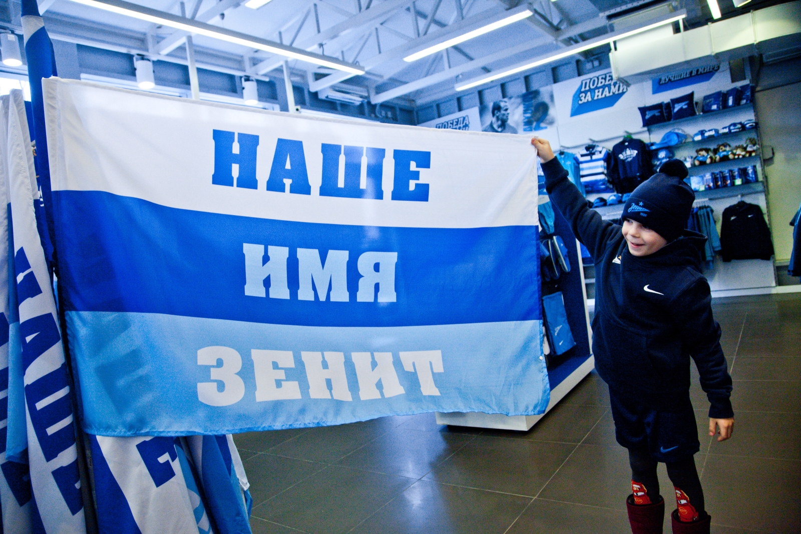 «G-Drive. Лучший игрок октября»: воспитанник детского дома вручает награду Леандро Паредесу