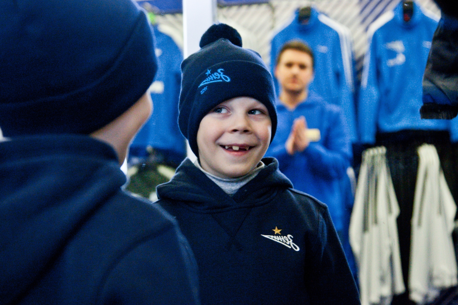 «G-Drive. Лучший игрок октября»: воспитанник детского дома вручает награду Леандро Паредесу