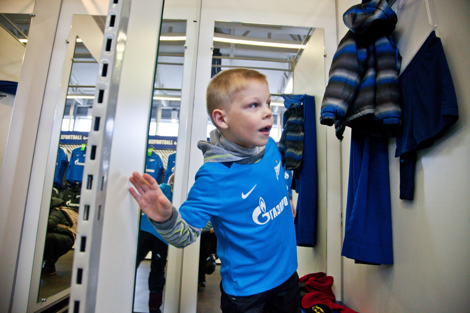 «G-Drive. Лучший игрок октября»: воспитанник детского дома вручает награду Леандро Паредесу