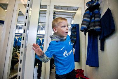 «G-Drive. Лучший игрок октября»: воспитанник детского дома вручает награду Леандро Паредесу