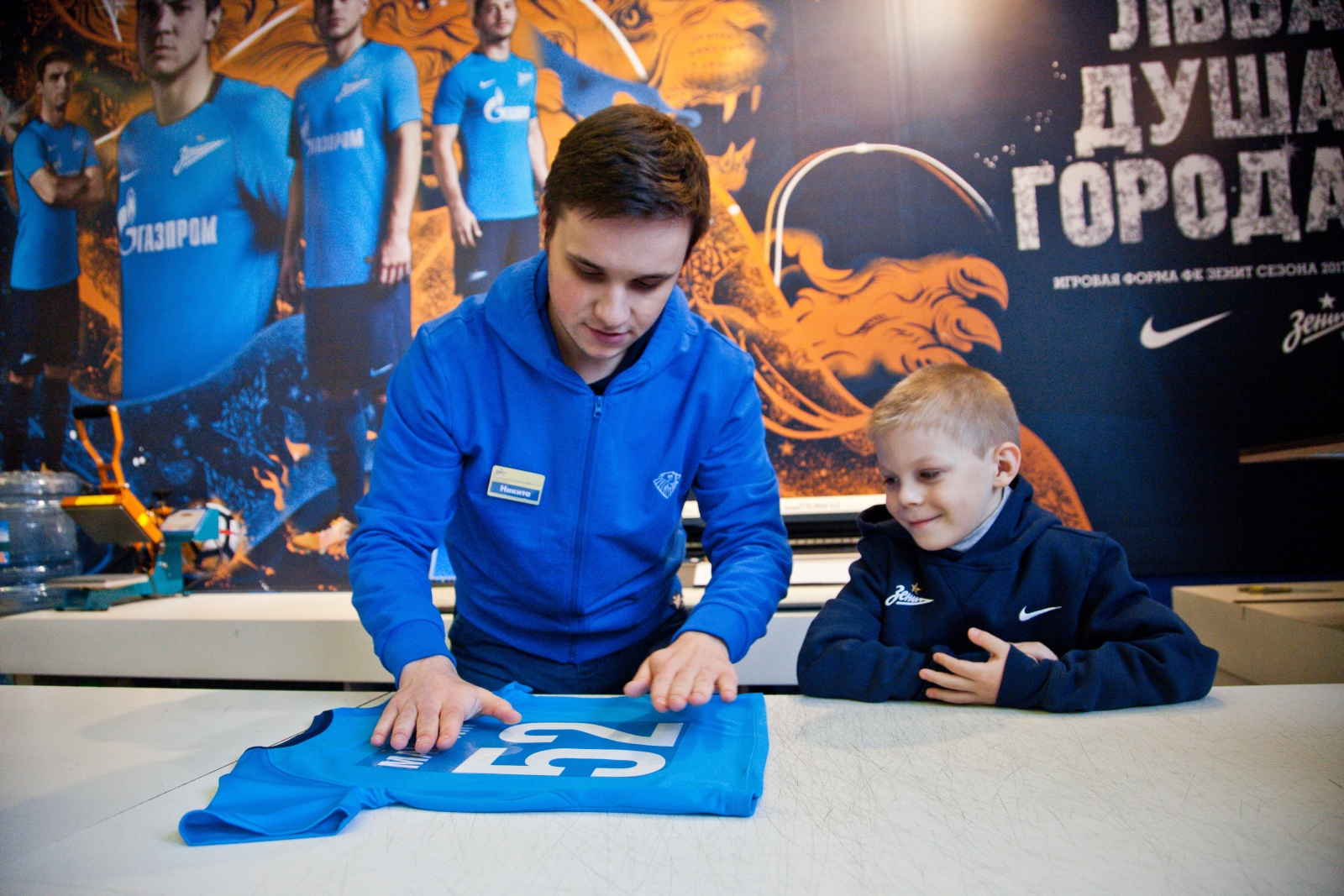 «G-Drive. Лучший игрок октября»: воспитанник детского дома вручает награду Леандро Паредесу