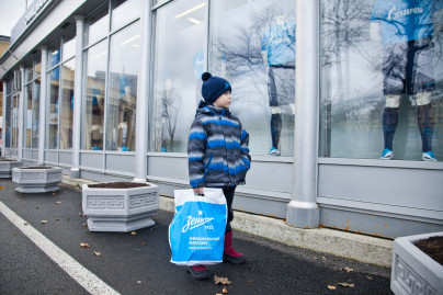 «G-Drive. Лучший игрок октября»: воспитанник детского дома вручает награду Леандро Паредесу