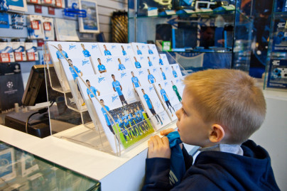 «G-Drive. Лучший игрок октября»: воспитанник детского дома вручает награду Леандро Паредесу