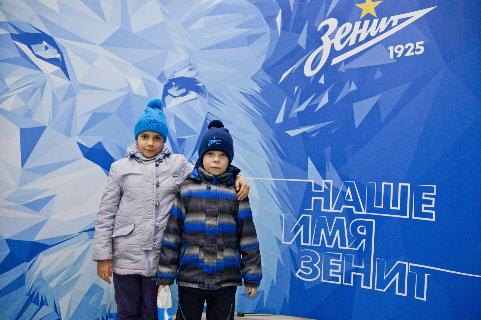 «G-Drive. Лучший игрок октября»: воспитанник детского дома вручает награду Леандро Паредесу