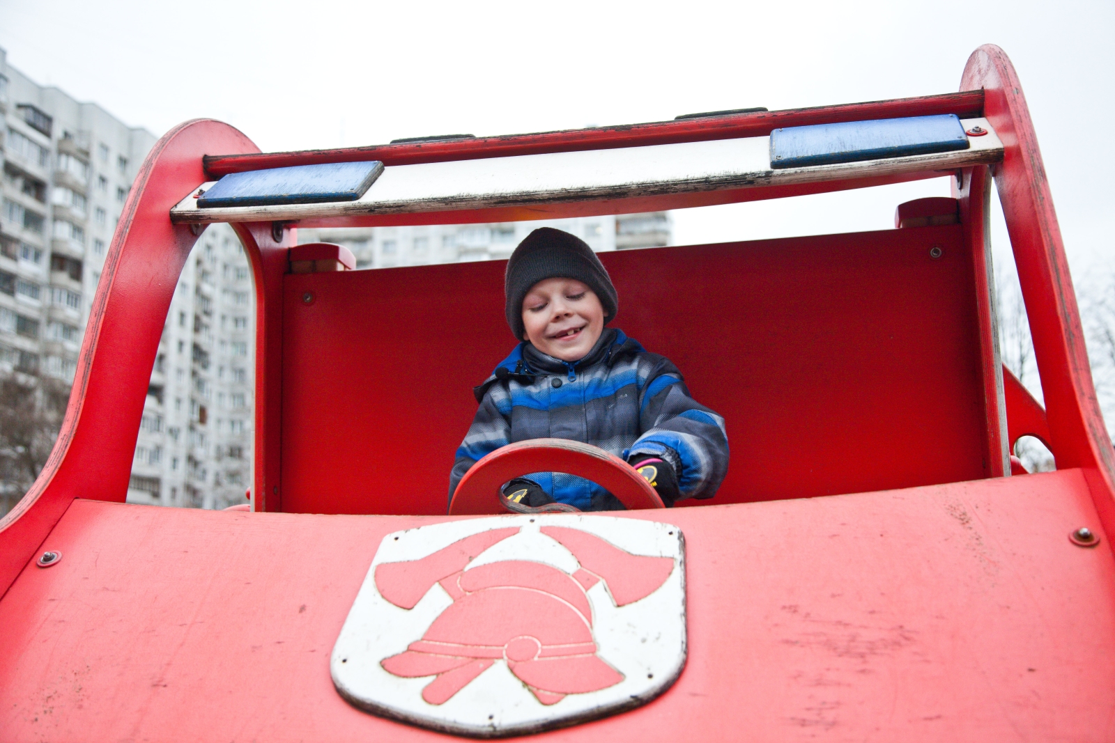 «G-Drive. Лучший игрок октября»: воспитанник детского дома вручает награду Леандро Паредесу