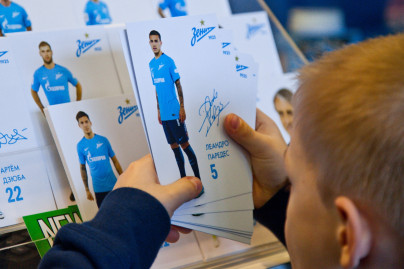 «G-Drive. Лучший игрок октября»: воспитанник детского дома вручает награду Леандро Паредесу