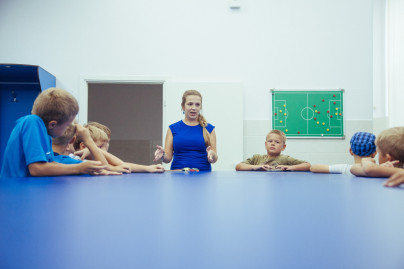 Дети из лагеря Академии ФК «Зенит» на экскурсии на стадионе «Петровский»