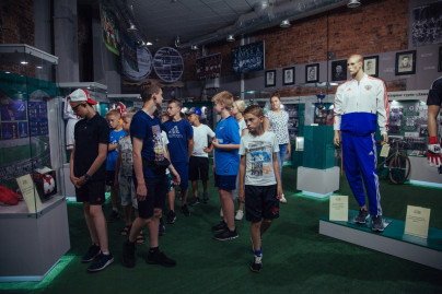 Воспитанники детского лагеря Академии ФК «Зенит» на выставке «История отечественного футбола»