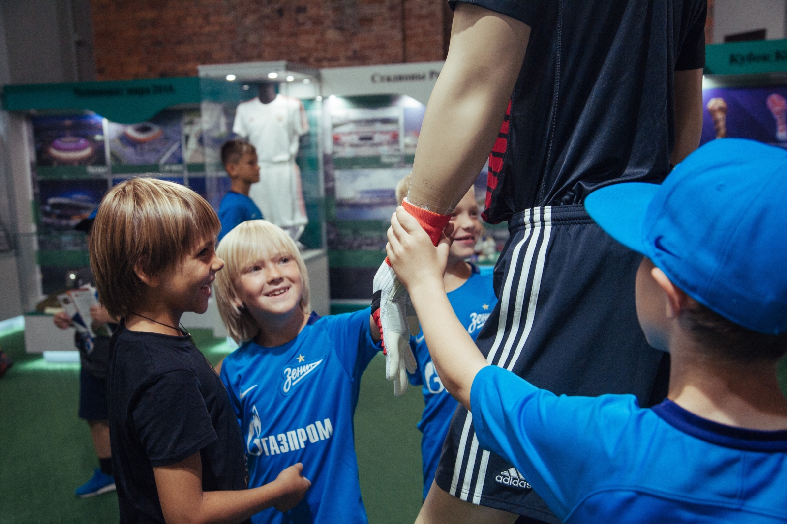 Воспитанники детского лагеря Академии ФК «Зенит» на выставке «История отечественного футбола»