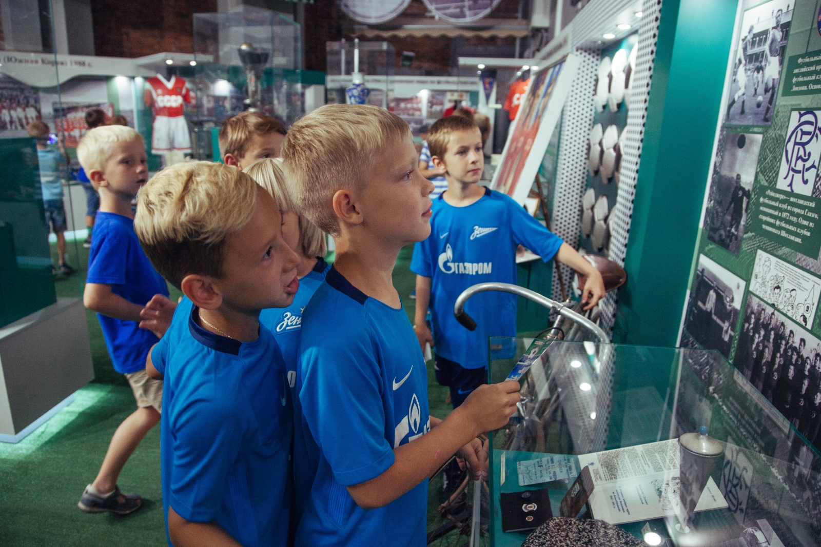 Воспитанники детского лагеря Академии ФК «Зенит» на выставке «История отечественного футбола»