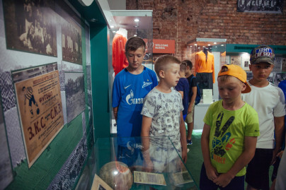 Воспитанники детского лагеря Академии ФК «Зенит» на выставке «История отечественного футбола»