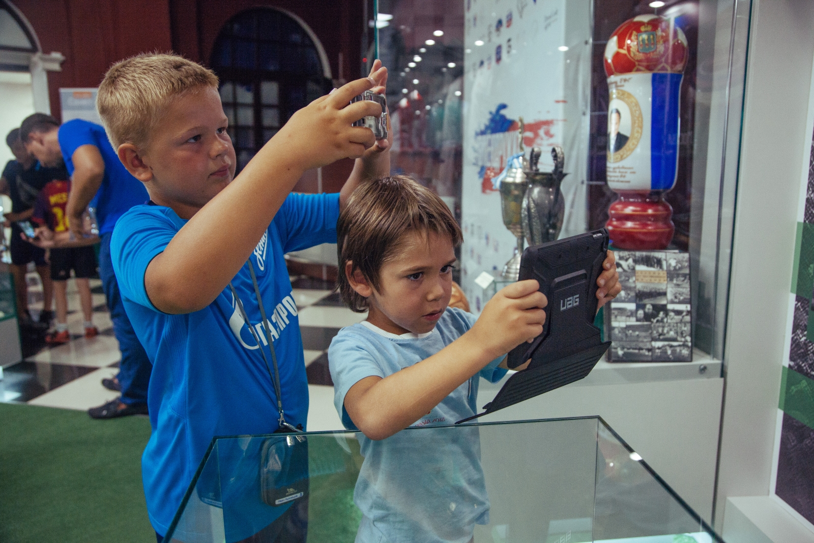 Воспитанники детского лагеря Академии ФК «Зенит» на выставке «История отечественного футбола»