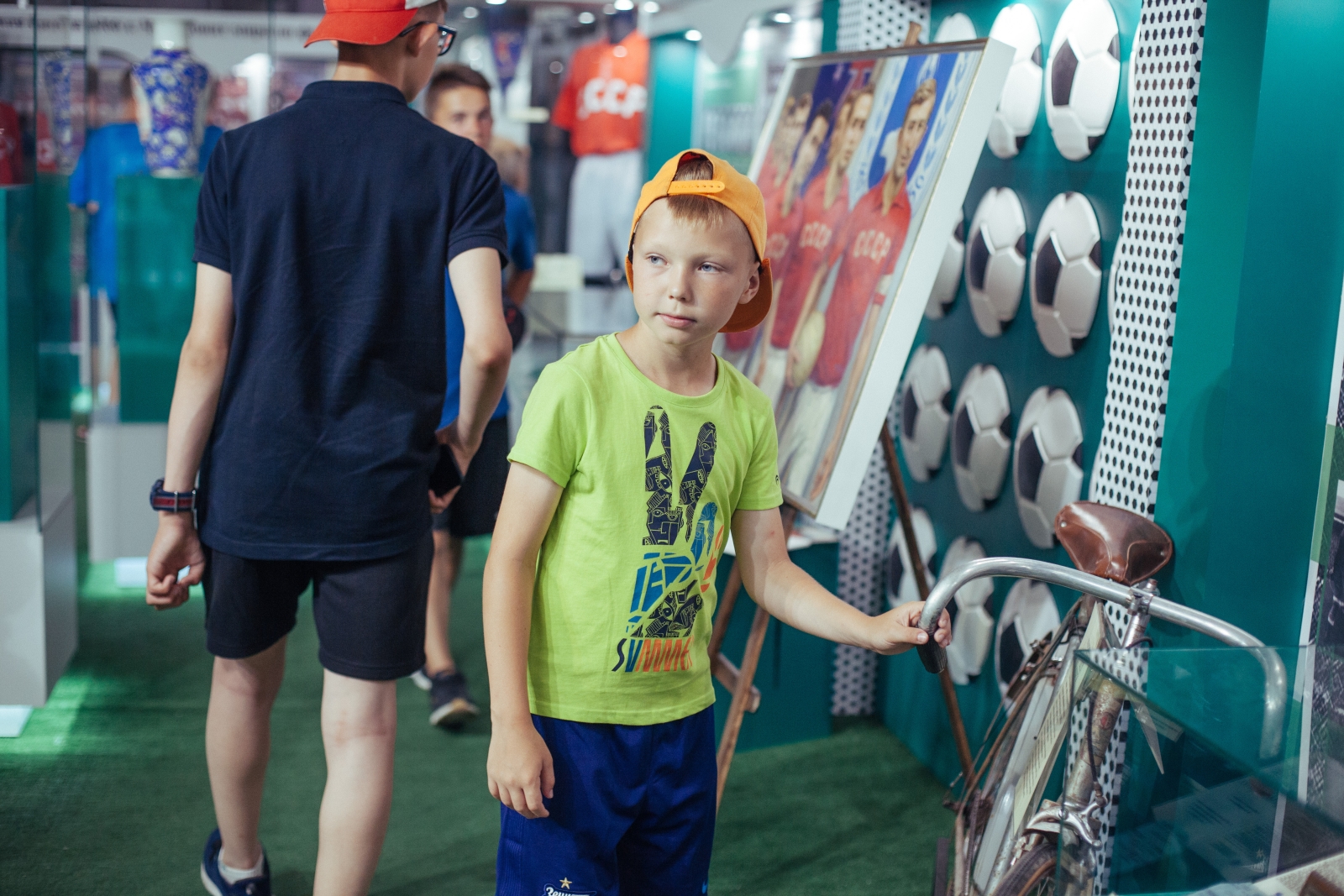 Воспитанники детского лагеря Академии ФК «Зенит» на выставке «История отечественного футбола»