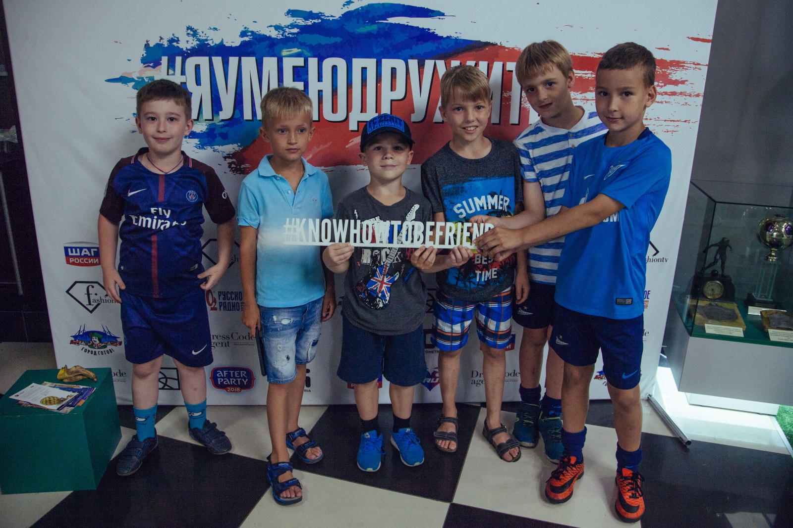 Воспитанники детского лагеря Академии ФК «Зенит» на выставке «История отечественного футбола»
