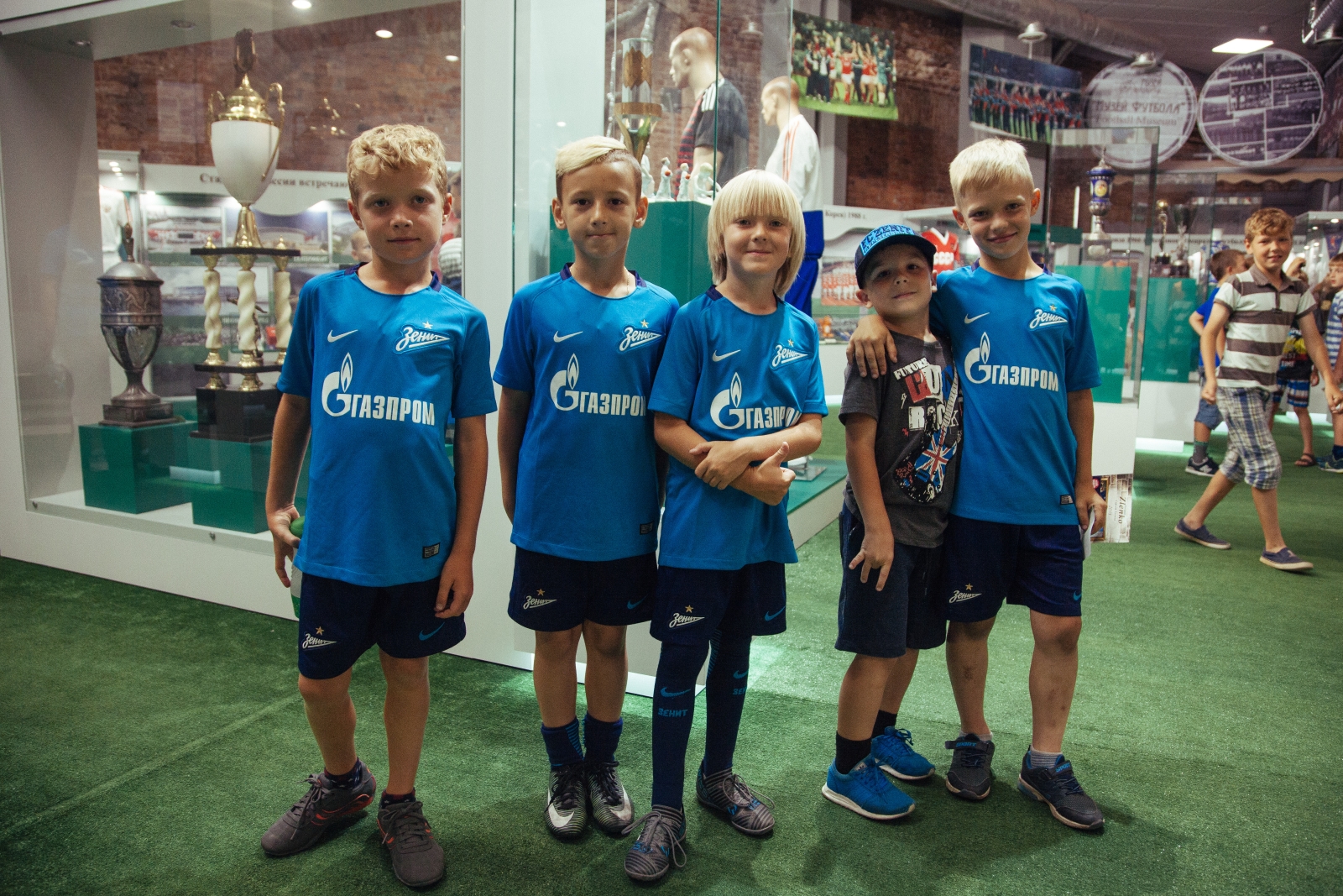 Воспитанники детского лагеря Академии ФК «Зенит» на выставке «История отечественного футбола»