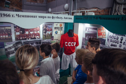 Воспитанники детского лагеря Академии ФК «Зенит» на выставке «История отечественного футбола»
