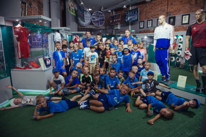 Воспитанники детского лагеря Академии ФК «Зенит» на выставке «История отечественного футбола»