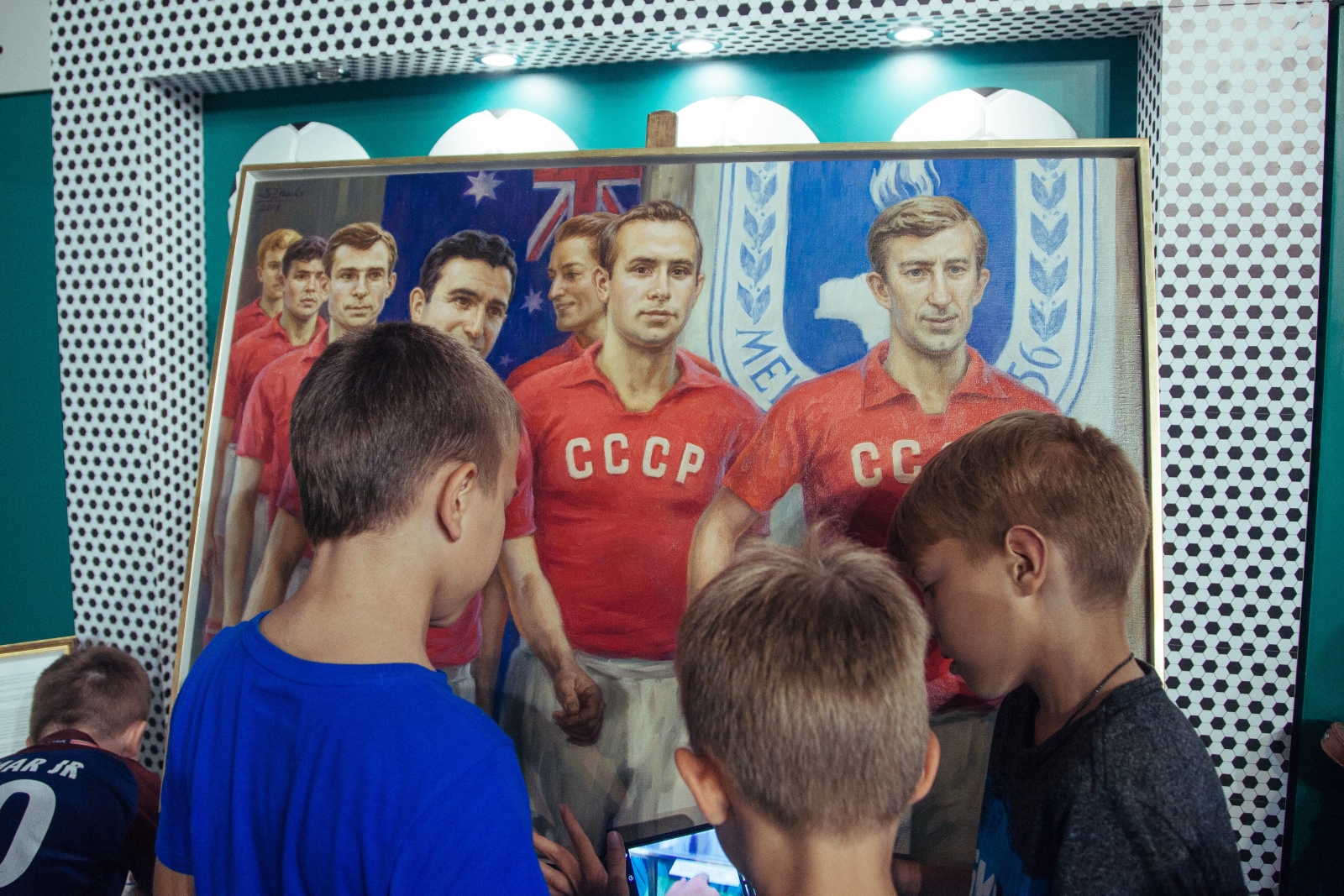 Воспитанники детского лагеря Академии ФК «Зенит» на выставке «История отечественного футбола»