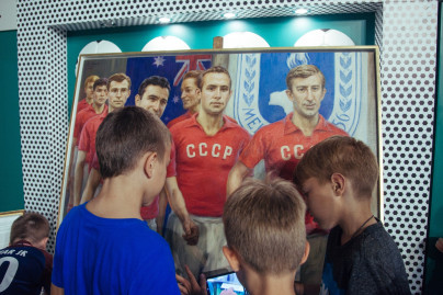 Воспитанники детского лагеря Академии ФК «Зенит» на выставке «История отечественного футбола»