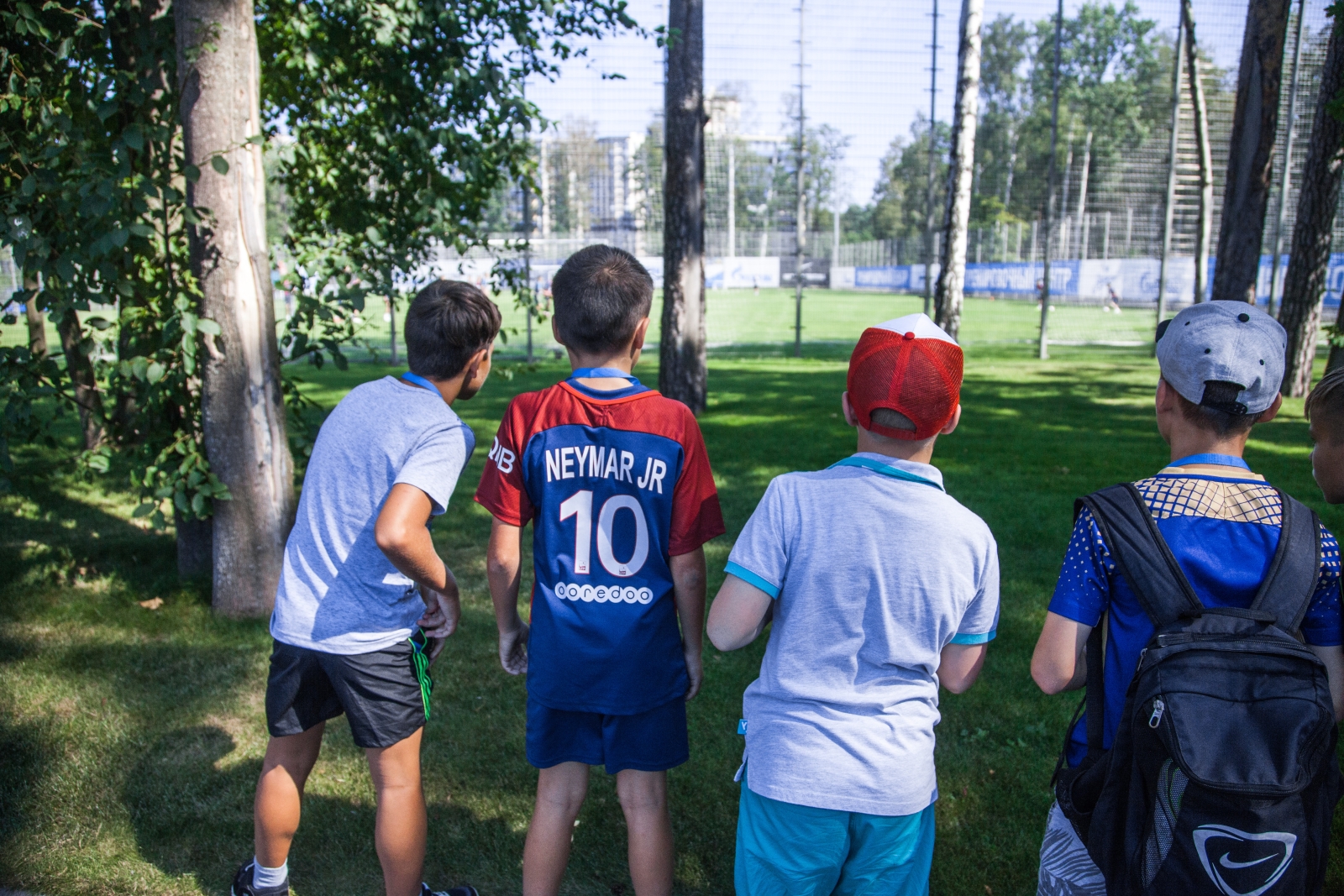 Дети из тренировочного лагеря Академии ФК «Зенит» на тренировке в Удельном парке