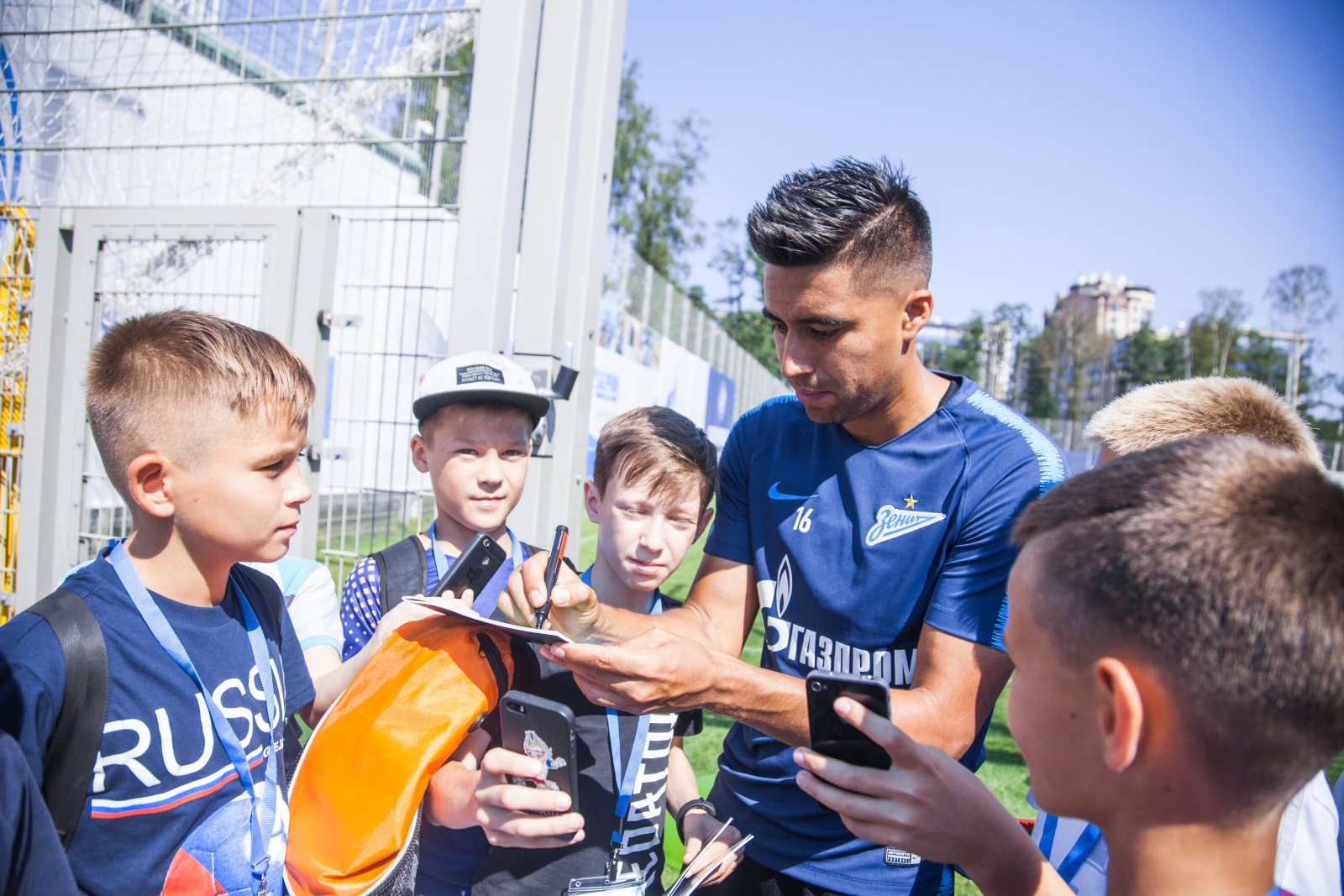 Дети из тренировочного лагеря Академии ФК «Зенит» на тренировке в Удельном парке