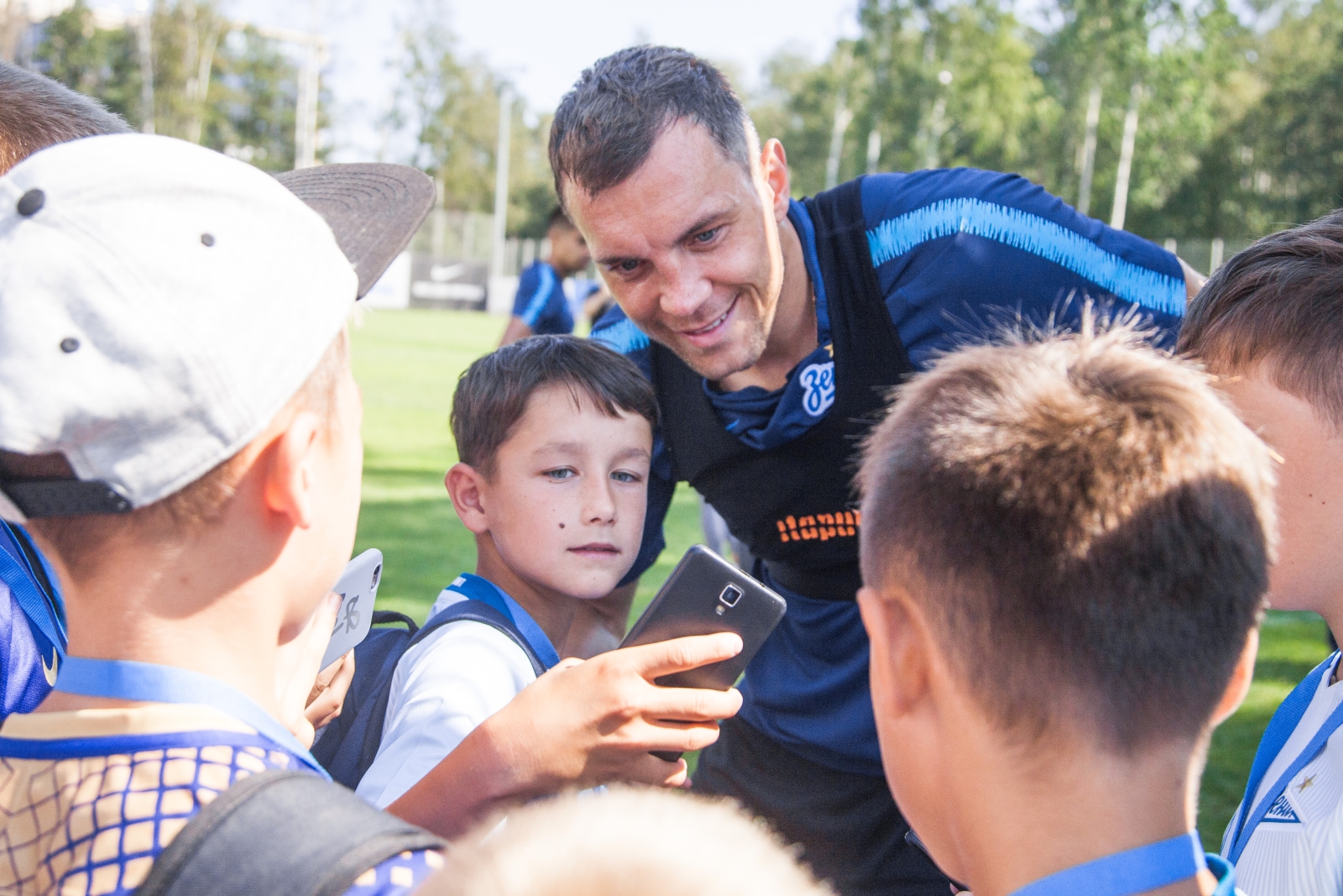 Дети из тренировочного лагеря Академии ФК «Зенит» на тренировке в Удельном парке