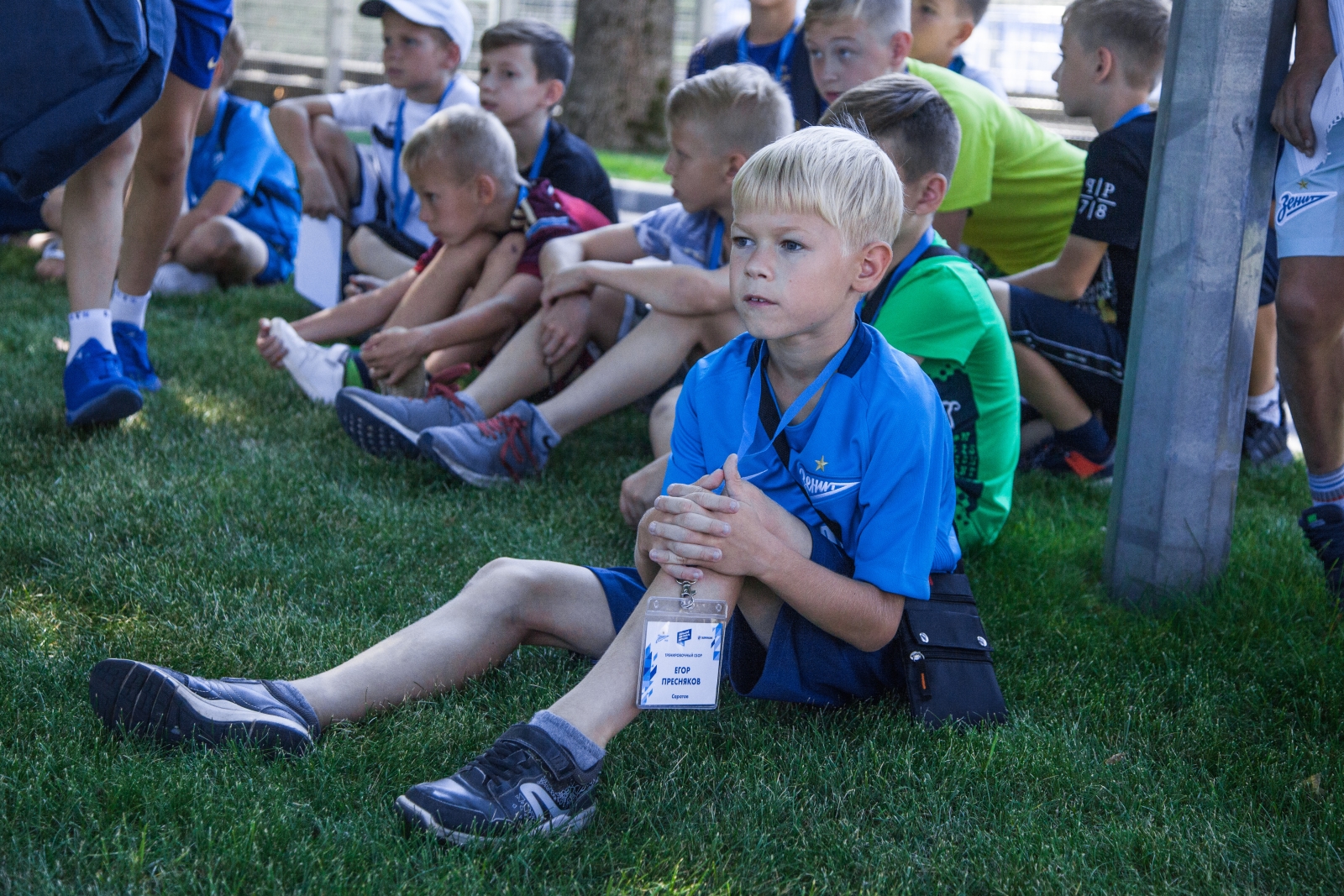 Дети из тренировочного лагеря Академии ФК «Зенит» на тренировке в Удельном парке