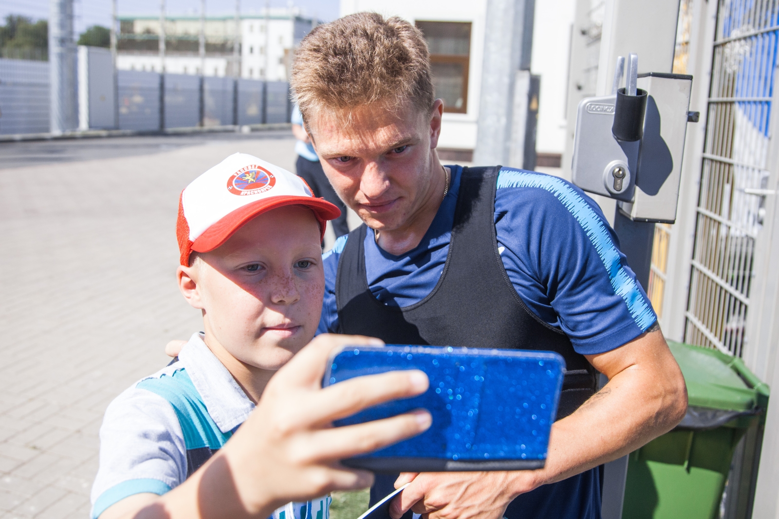 Дети из тренировочного лагеря Академии ФК «Зенит» на тренировке в Удельном парке