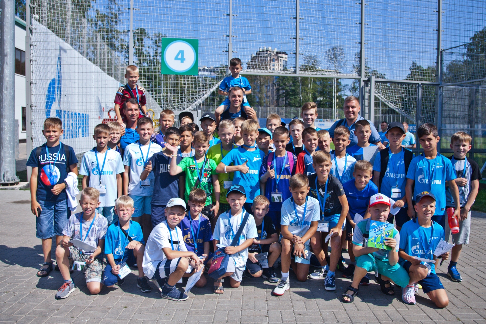 Дети из тренировочного лагеря Академии ФК «Зенит» на тренировке в Удельном парке