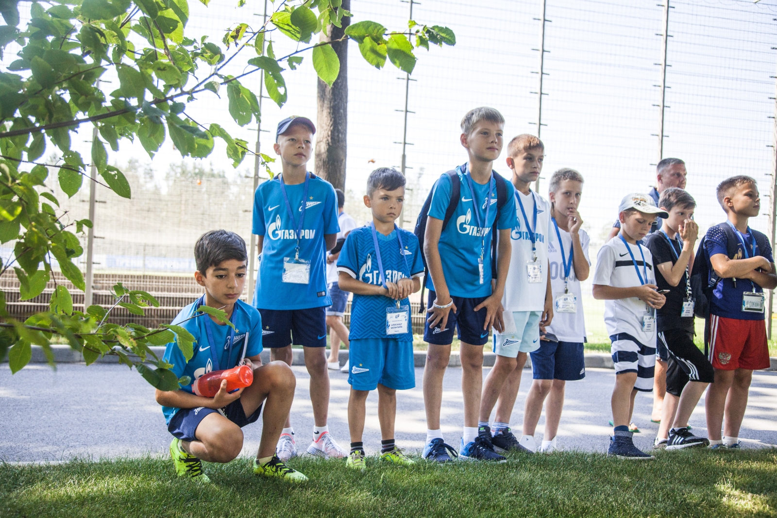Дети из тренировочного лагеря Академии ФК «Зенит» на тренировке в Удельном парке