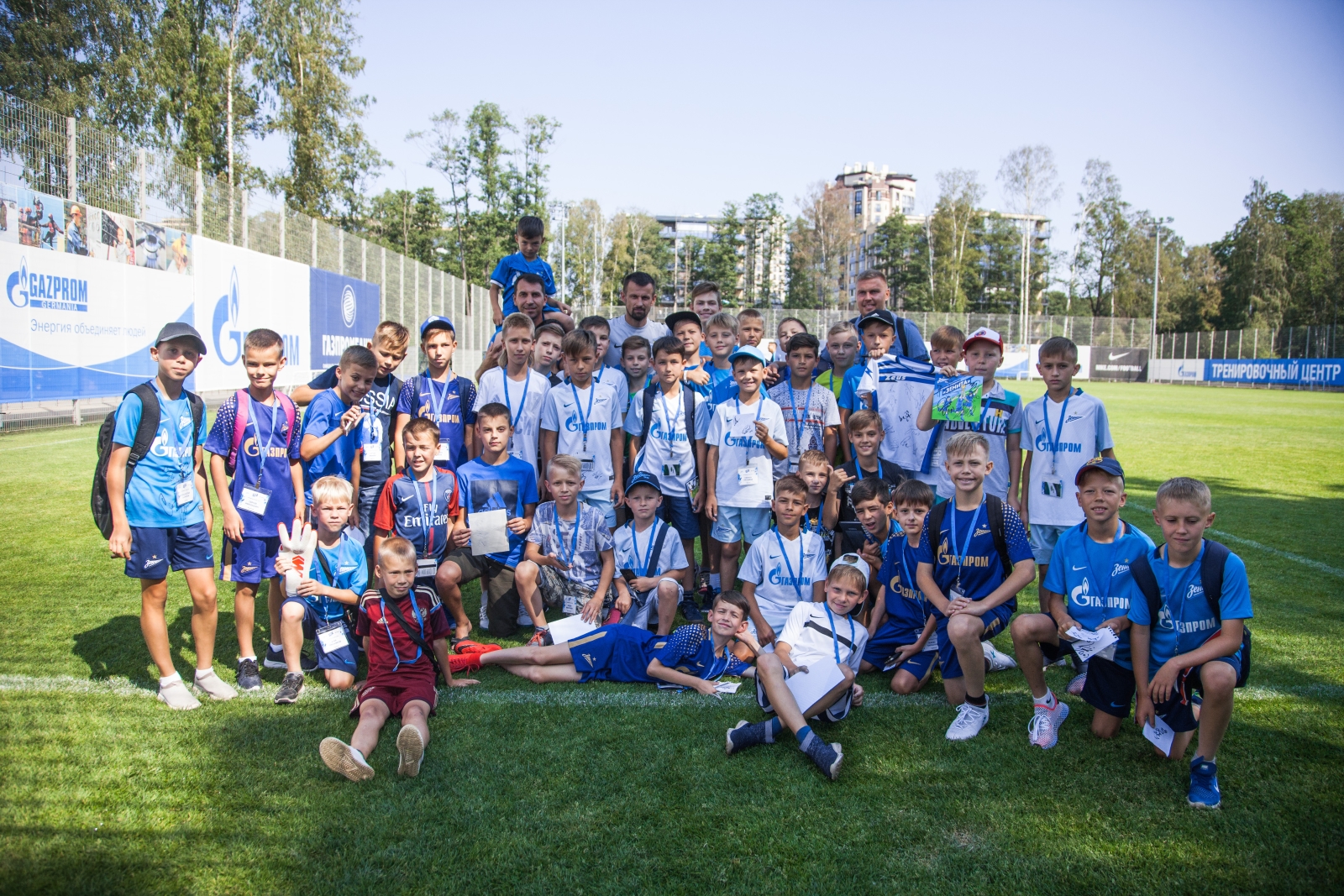 Дети из тренировочного лагеря Академии ФК «Зенит» на тренировке в Удельном парке