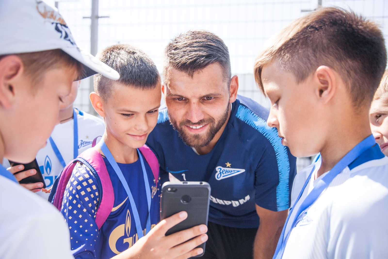 Дети из тренировочного лагеря Академии ФК «Зенит» на тренировке в Удельном парке