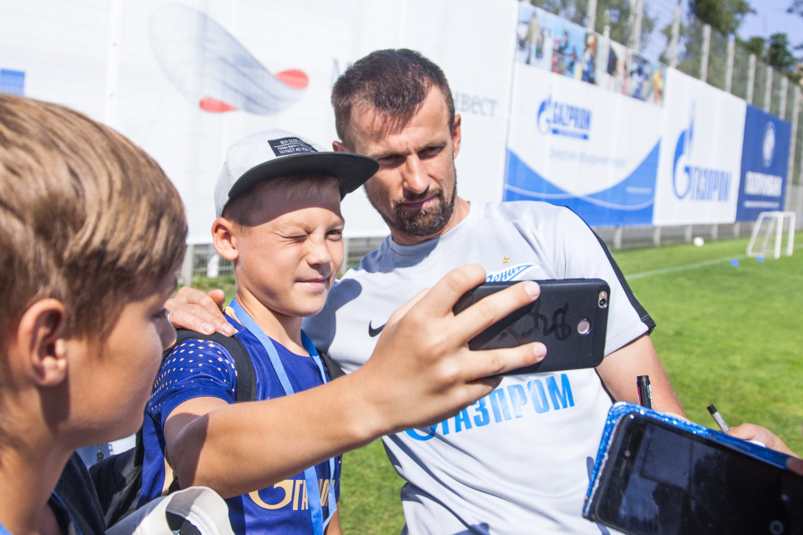 Дети из тренировочного лагеря Академии ФК «Зенит» на тренировке в Удельном парке