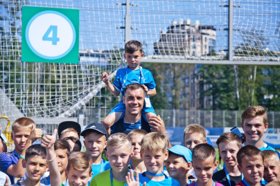 Дети из тренировочного лагеря Академии ФК «Зенит» на тренировке в Удельном парке