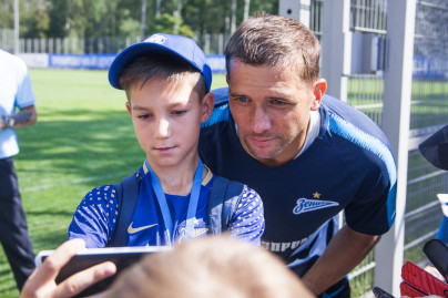 Дети из тренировочного лагеря Академии ФК «Зенит» на тренировке в Удельном парке