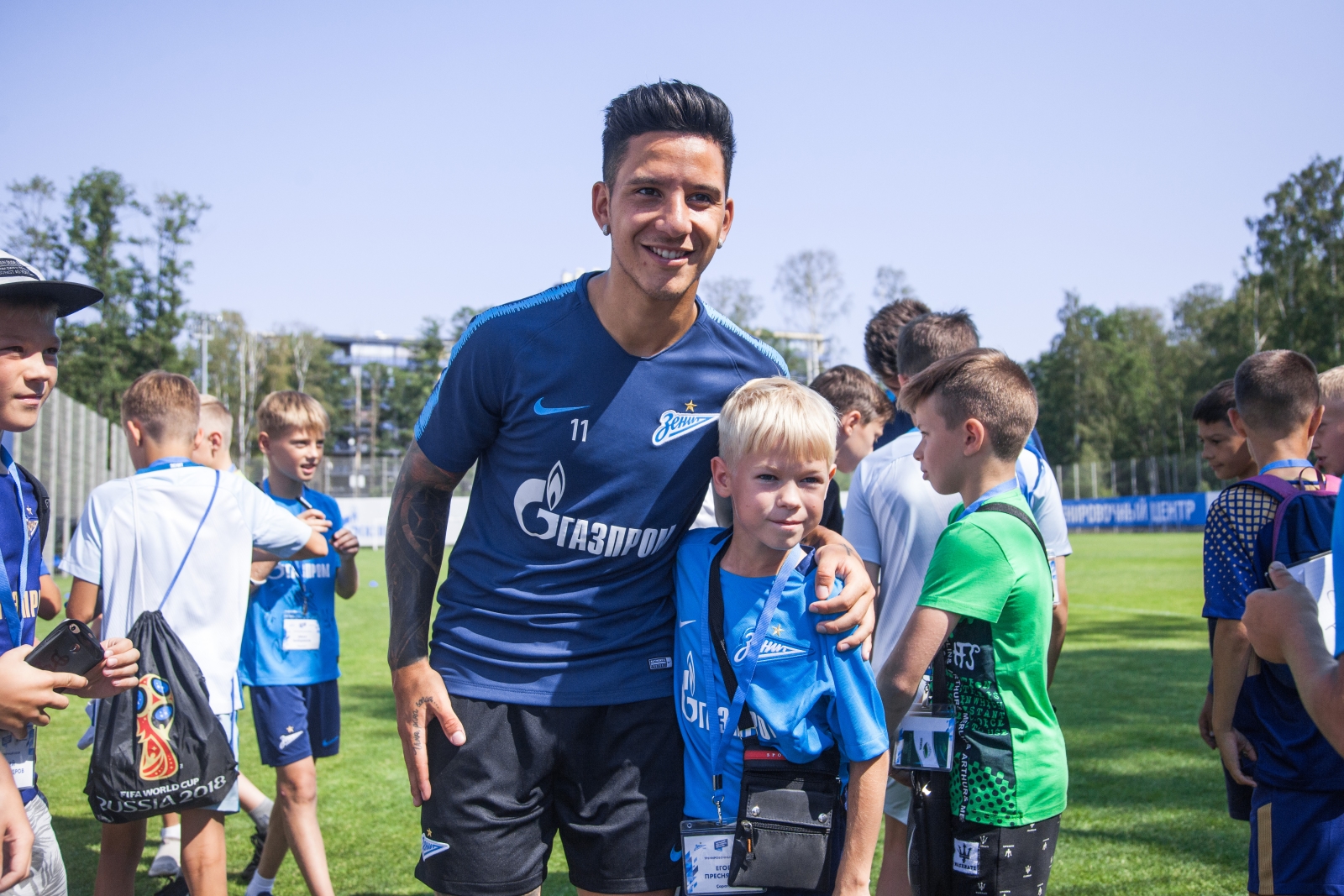 Дети из тренировочного лагеря Академии ФК «Зенит» на тренировке в Удельном парке